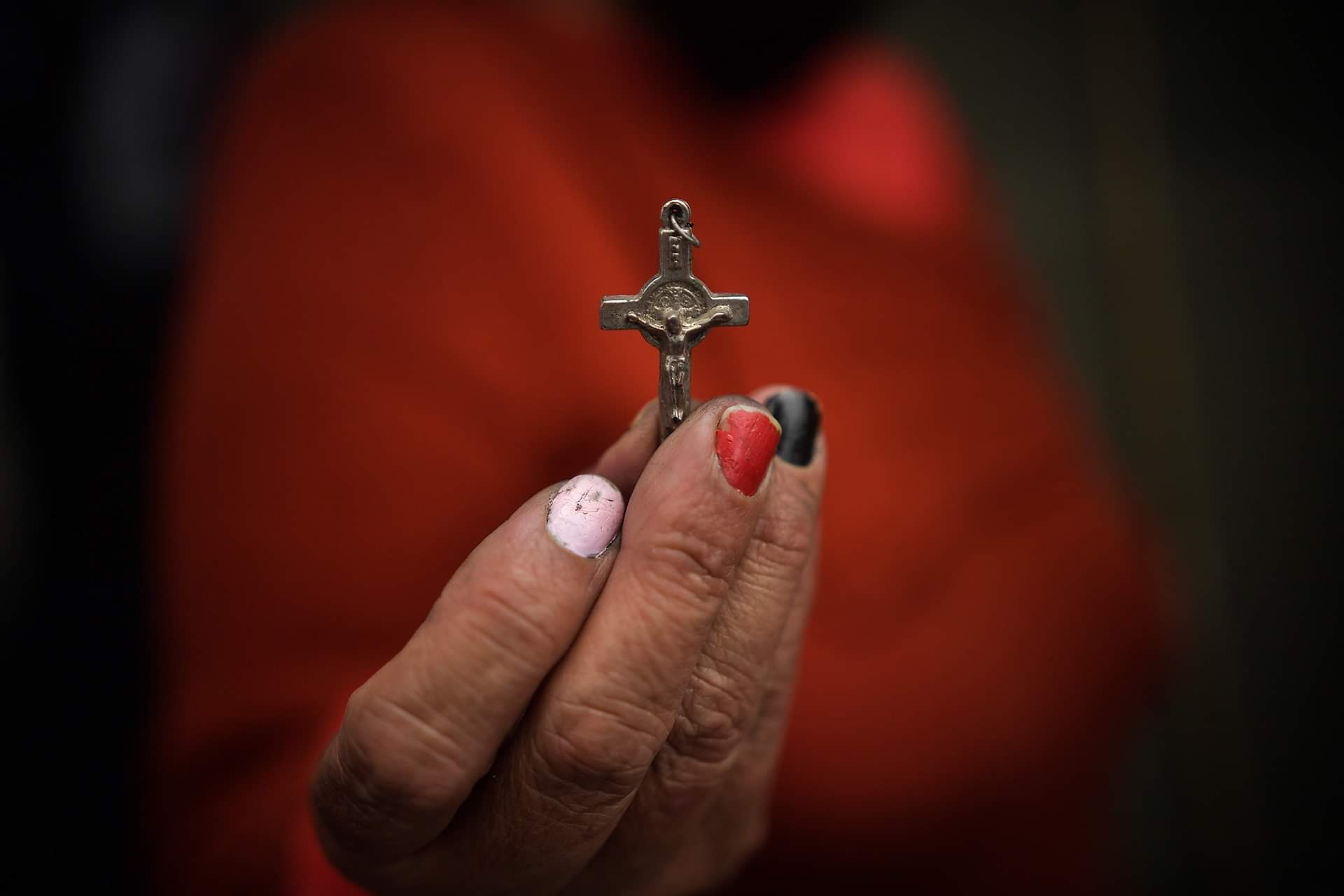 Mujer sosteniendo un crucifijo.