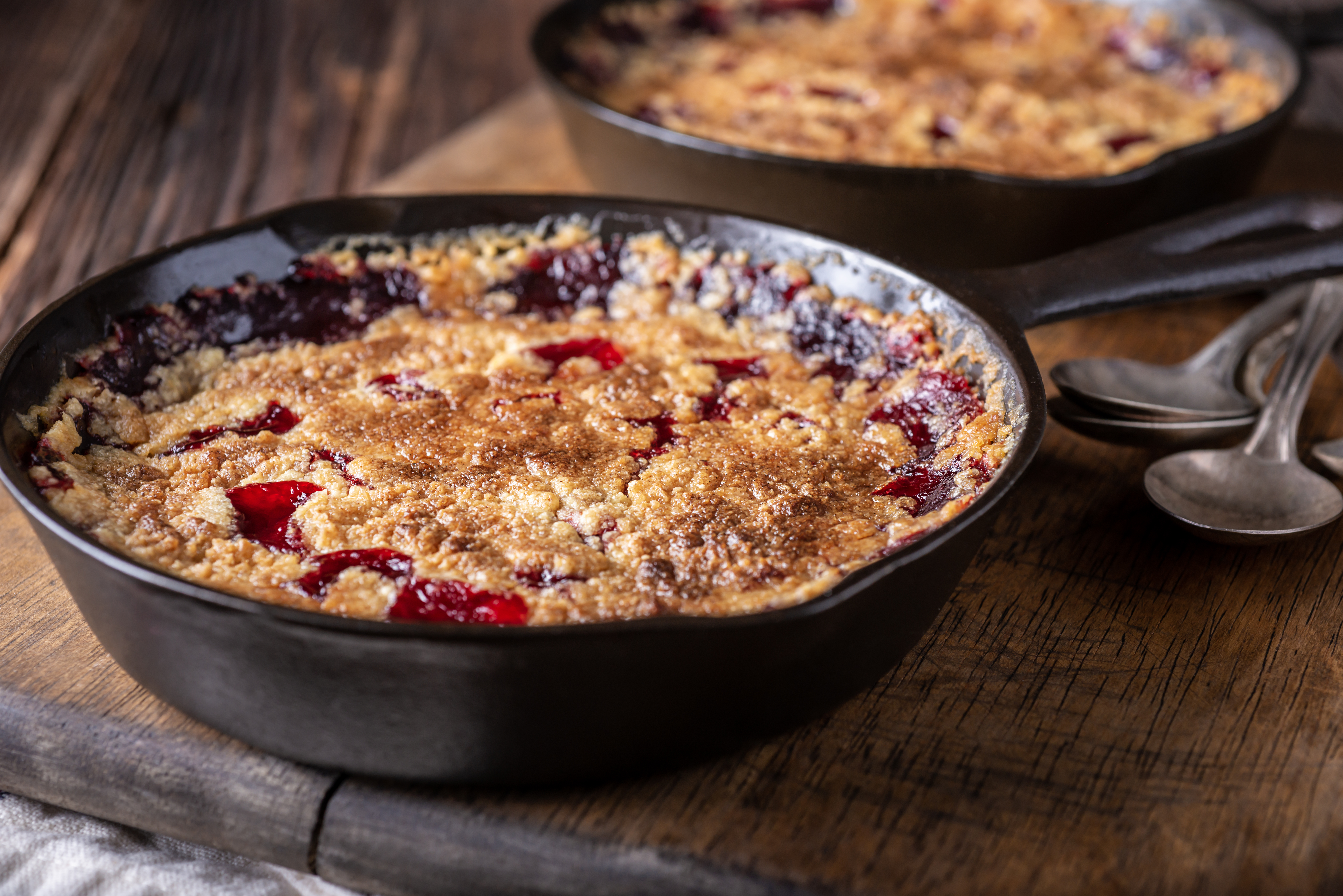 Torta de pan a la sartén con arándanos y granola