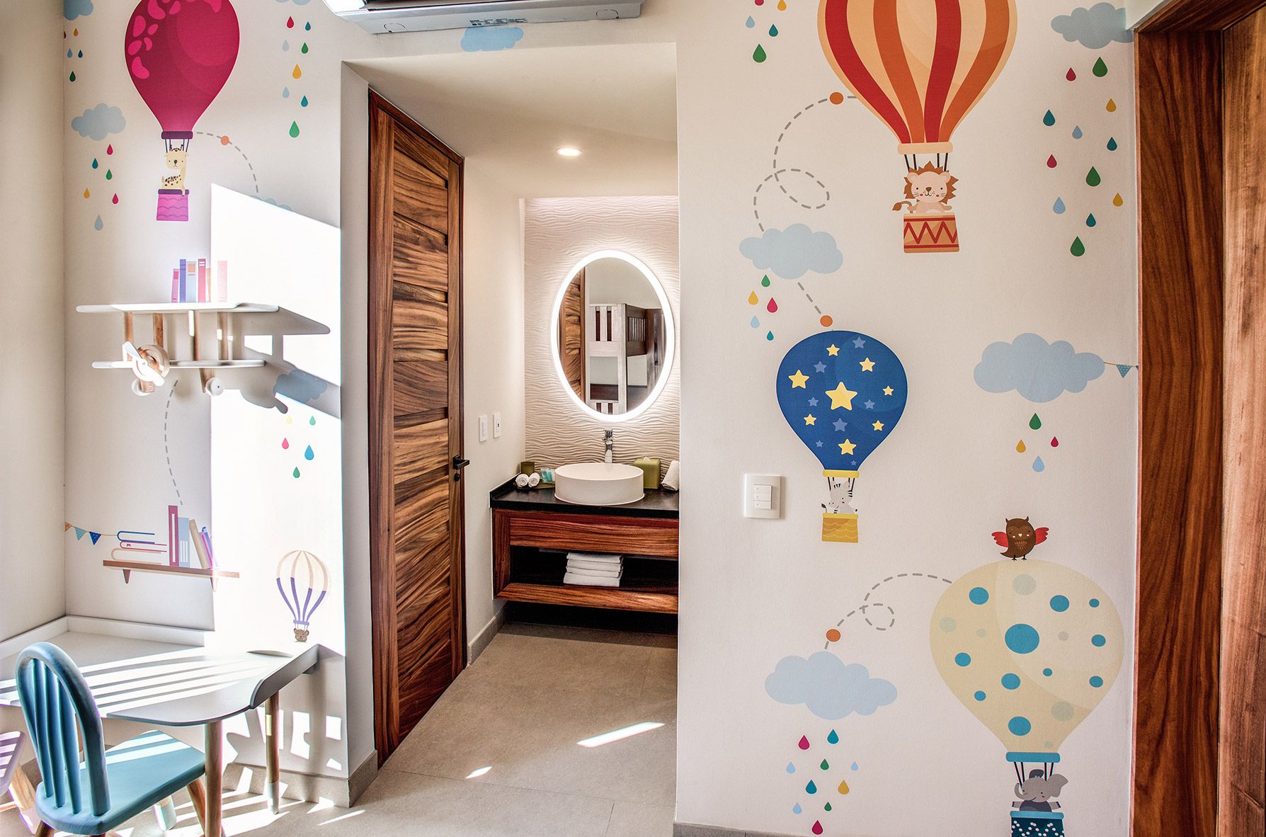 A cada viajero se le asignará un Guía Nómada que atenderá las necesidades de los huéspedes durante toda su estadía, y para los padres, Palmaïa opera el único programa de actividades para niños con diversión holística en el sector hotelero, dirigido por Educadores Waldorf certificados.