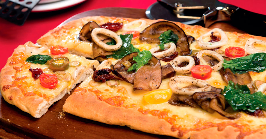 Receta del día: Pizza con queso provolone, variedad de tomates y calamares