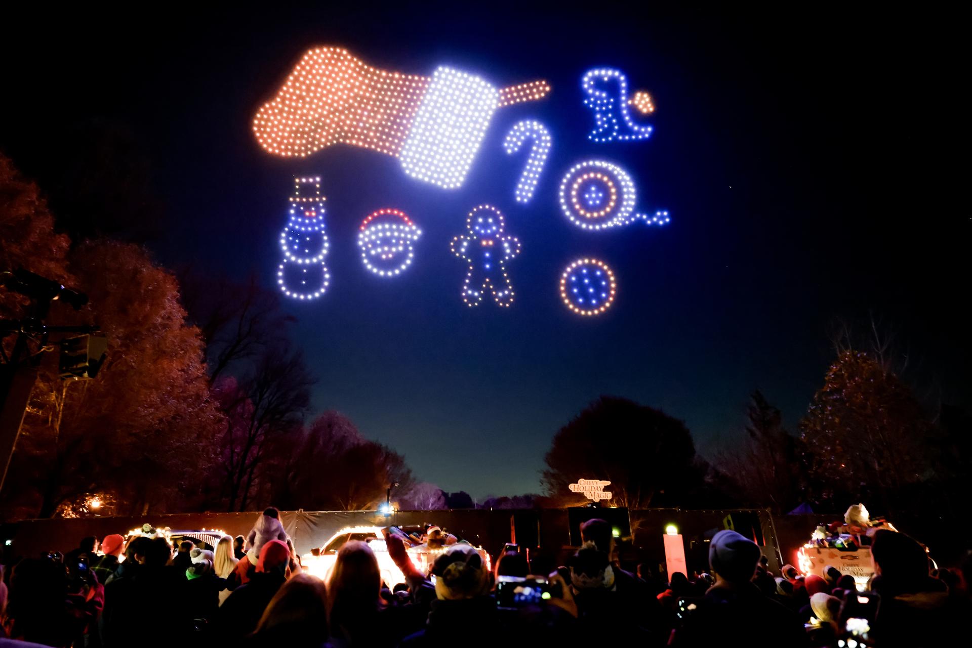 ATLANTA (United States), 10/12/2025.- Visitors watch a sponsored Christmas holiday drone display at Piedmont Park in Atlanta, Georgia, USA, 09 December 2025. The show 'Chevy Holiday Magic' was sponsored by automobile manufacturer Chevrolet and featured 1,000 choreographed drones. EFE/EPA/ERIK S. LESSER