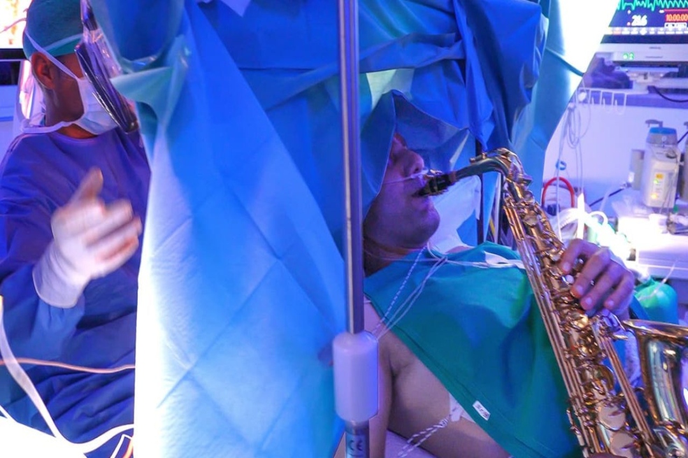Video: este hombre tocó el saxofón mientras le extraían un tumor del cerebro