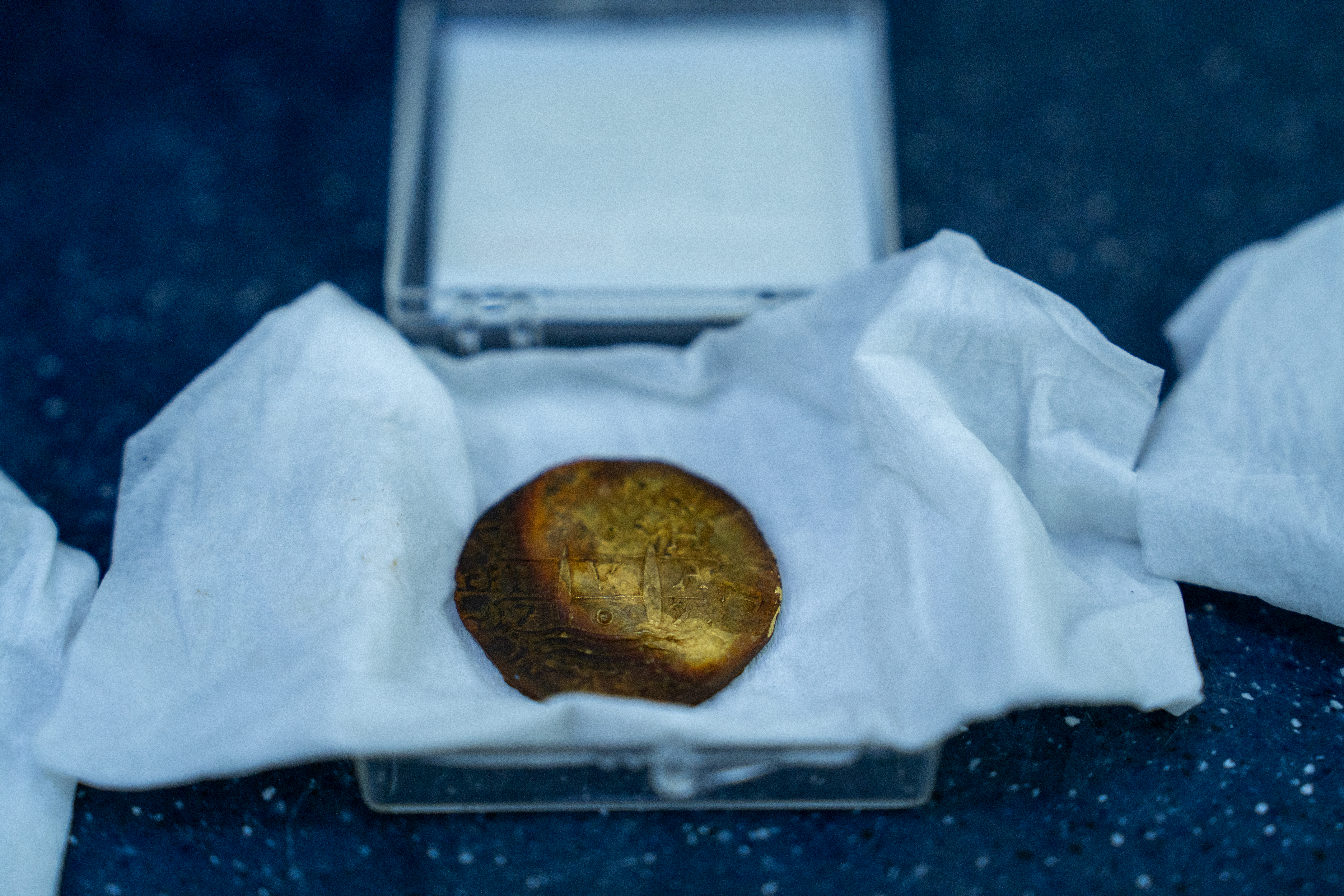 Una de las "monedas" de oro que hallaron en el galeón San José.