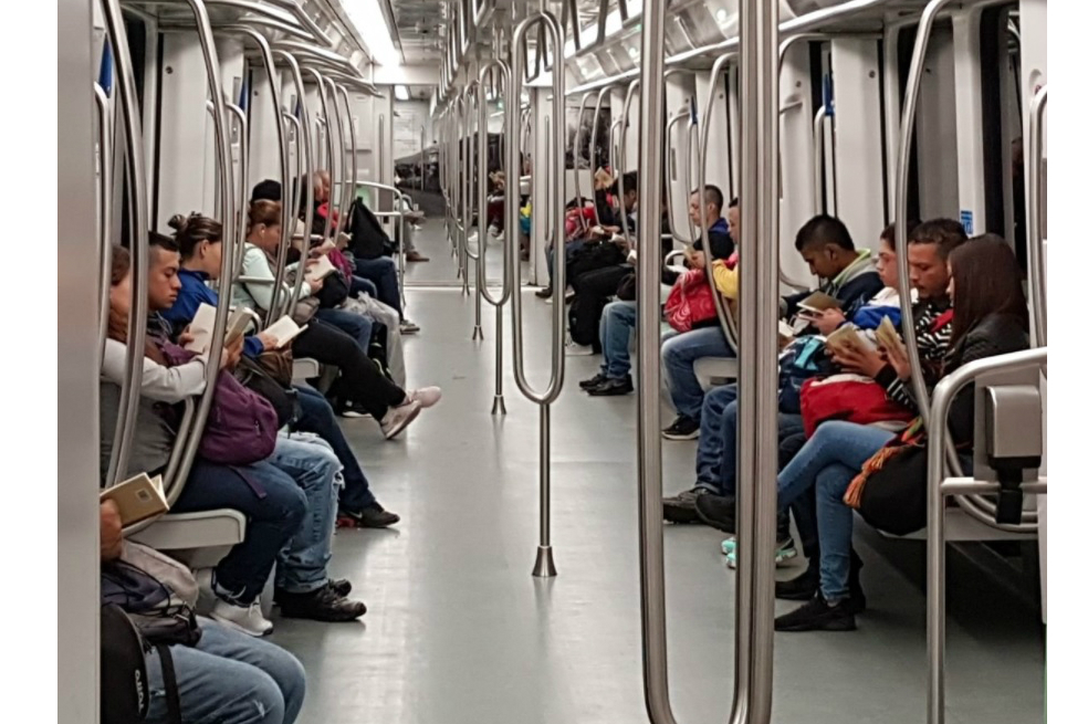 Por Día del Idioma, Metro de Medellín regala ocho mil libros a sus pasajeros