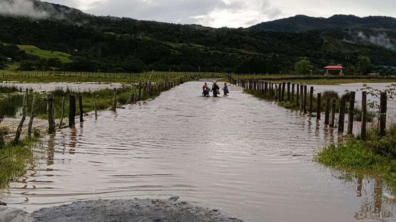 Joven murió arrastrado por creciente del río Carare; hubo inundaciones y cortes de luz