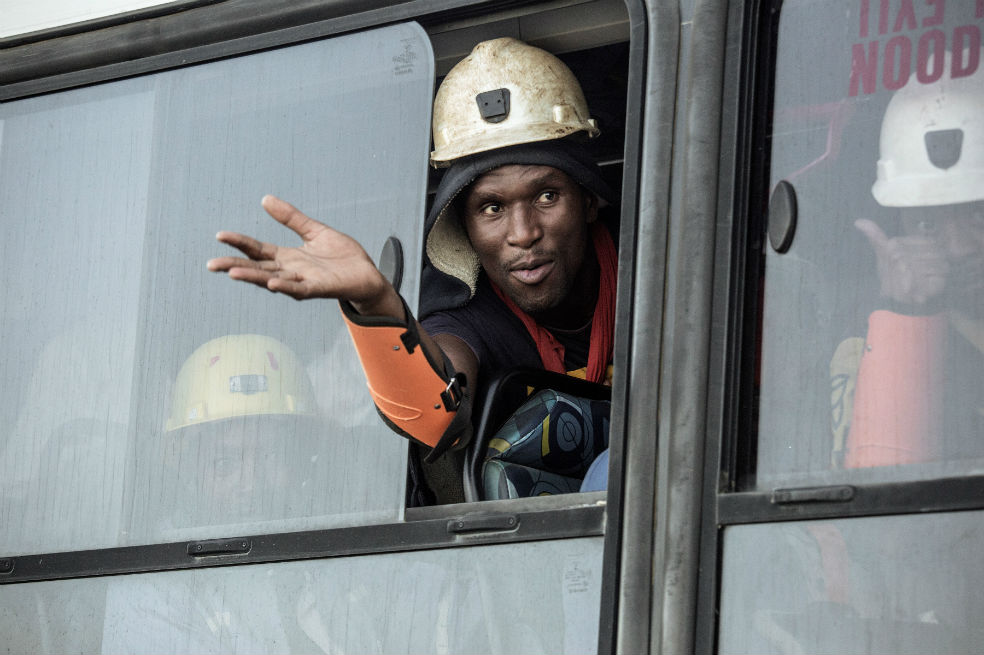 Rescatan sanos y salvos a 955 mineros atrapados en Sudáfrica