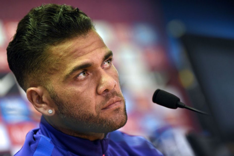 Dani Alves se siente menospreciado por la directiva del Barcelona
