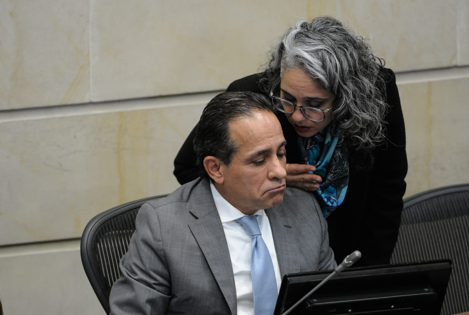 María José Pizarro, senadora y ponente de la iniciativa, afirmó: “Hoy gana la ilegalidad, una política prohibicionista absolutamente fracasada, pierde la salud, las comunidades del Cauca. Llegamos a este debate exhaustos, pero con la tranquilidad de haber hecho todo lo posible para enfrentar un problema que aqueja profundamente. Expreso mis agradecimientos inmensos a quienes estuvieron firmes para acompañar este proyecto de ley y a quienes se imaginaron una solución distinta a este problema”.