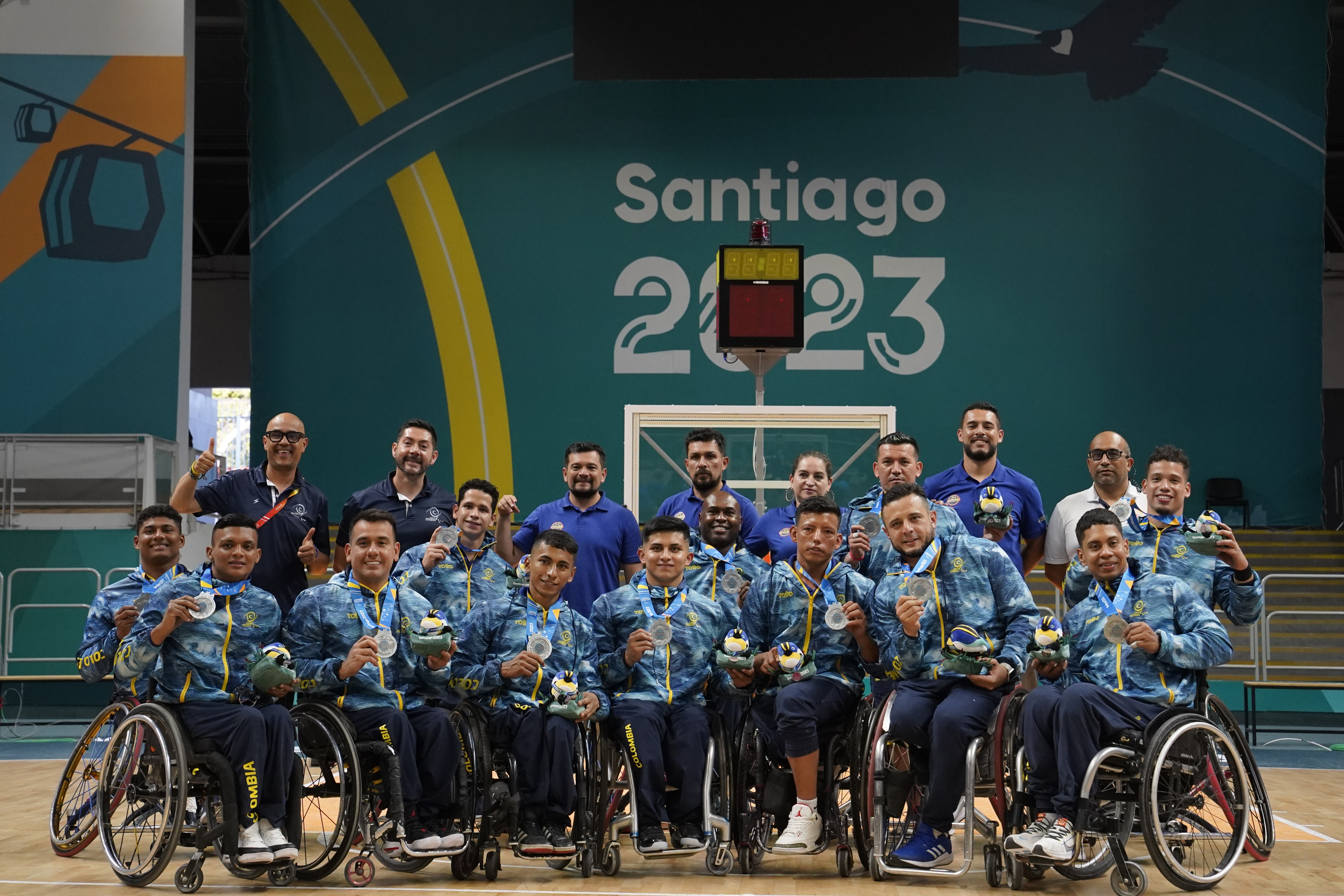 EVE5368. SANTIAGO (CHILE), 25/11/2023.- Jugadores de Colombia posan con la medalla de plata de baloncesto en silla de ruedas masculino hoy, en la final de baloncesto en silla de ruedas masculino durante los Juegos Parapanamericanos 2023 en Santiago (Chile). EFE/ Adriana Thomasa
