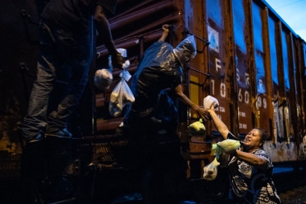 «Las Patronas» de los migrantes que viajan de México a EE. UU sobre «La Bestia»