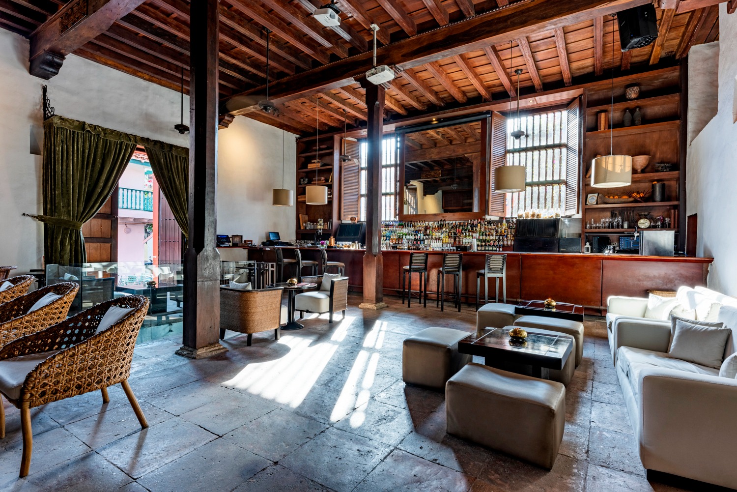El Coro Lounge Bar, antes el sitio donde las monjas cantaban en las misas, era un convento de clausura y nadie las podía ver.
