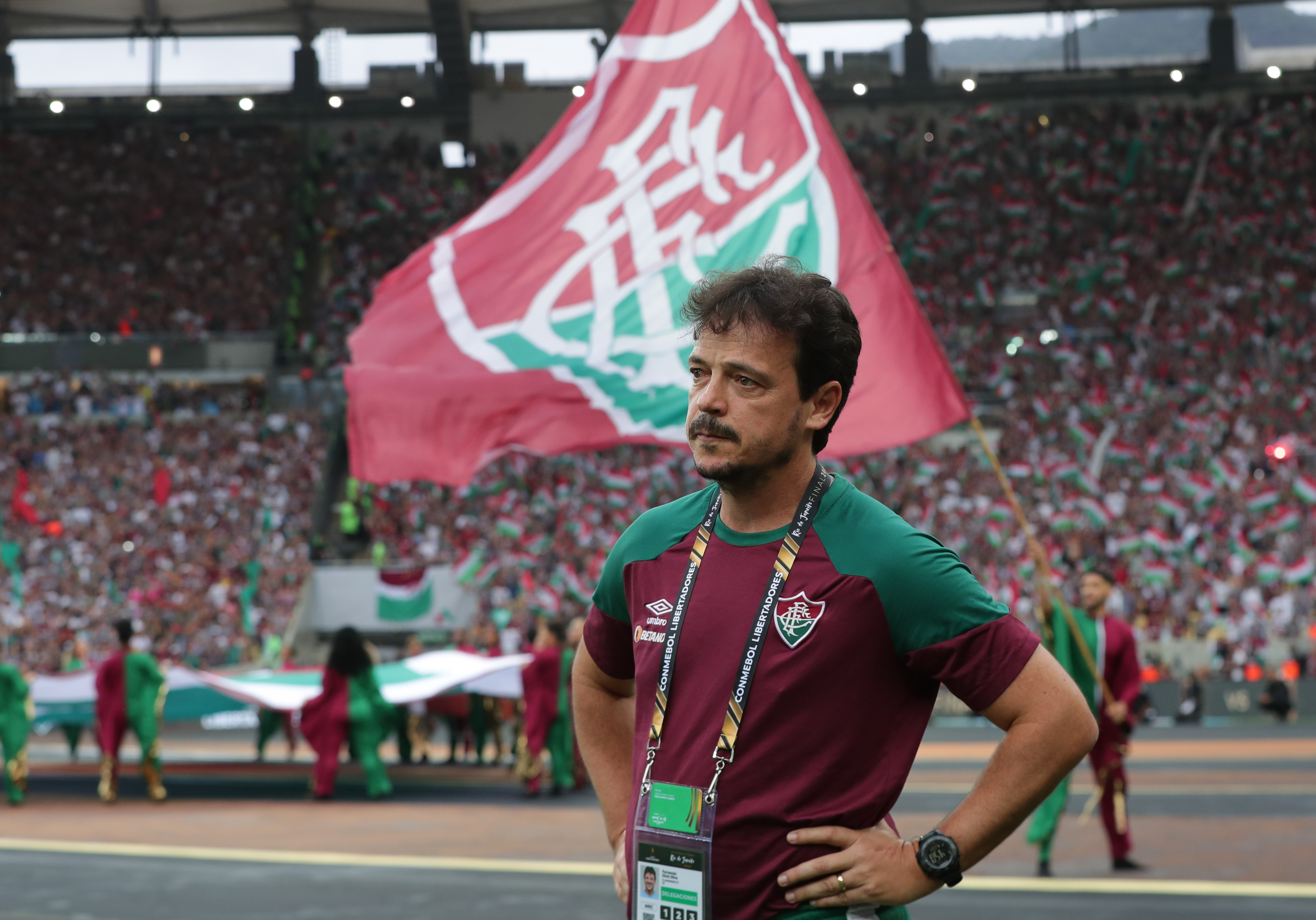 AME4087. RÍO DE JANEIRO (BRASIL), 04/11/2023.- El director técnico Fernando Diniz de Fluminense reacciona hoy, en un partido de la final de la Copa Libertadores entre Boca Juniors y Fluminense en el estadio de Maracaná, en Rio de Janeiro (Brasil). EFE/ André Coelho