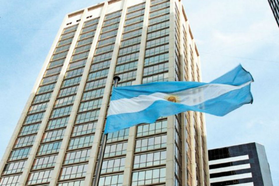 El peso argentino se ha devaluado más de 40 % en los últimos dos días con respecto al dólar. / Bloomberg
