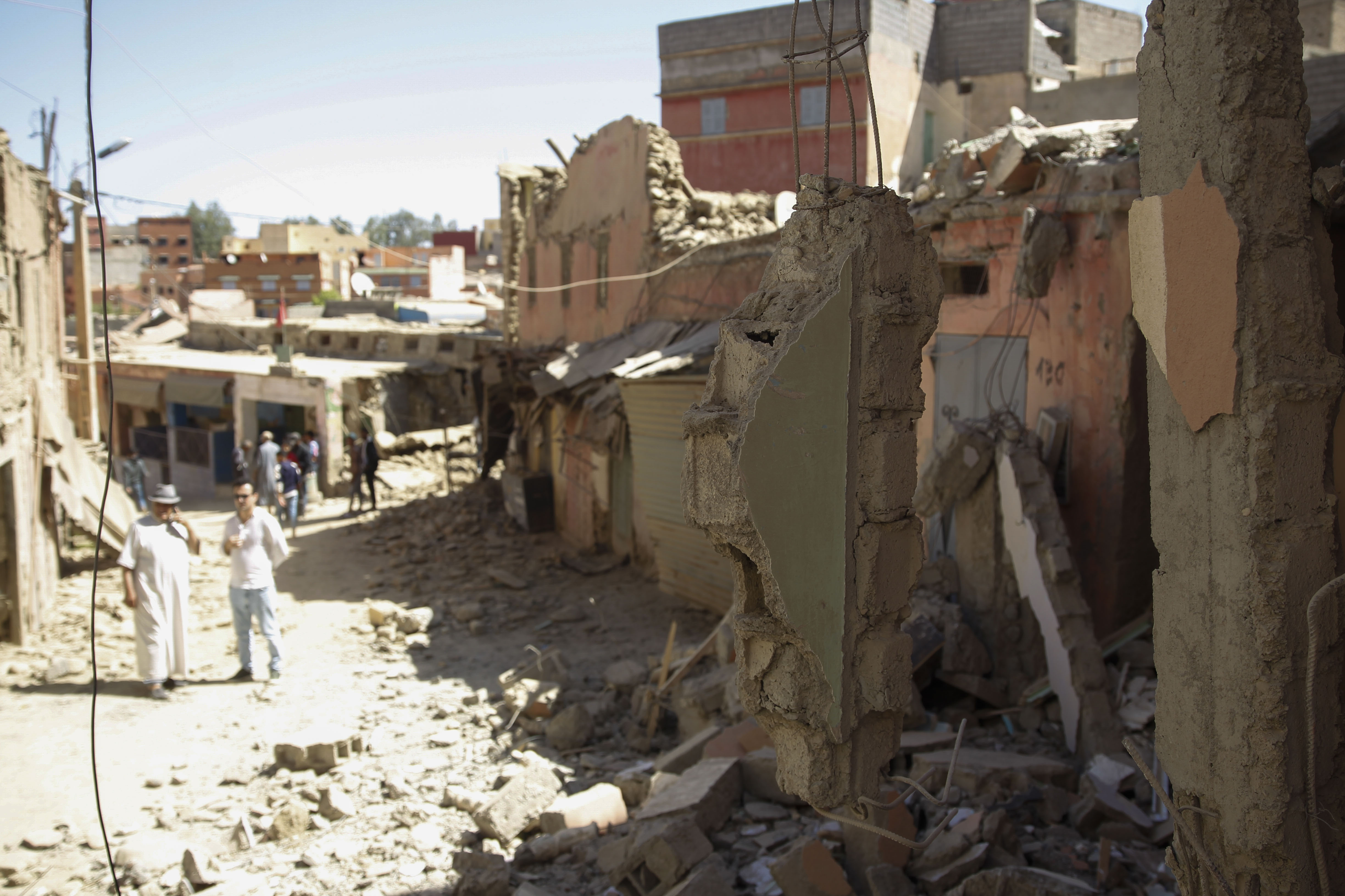 AMIZMIZ (MARRUECOS), 09/09/2023.- Las calles de Amizmiz, situada a unos 30 kilómetros del epicentro del terremoto, en las faldas del Atlas, llena de cascotes y escombros de edificios derruidos tras el terremoto que sacudió el suroeste del país la pasada madrugada. EFE/ María Traspaderne