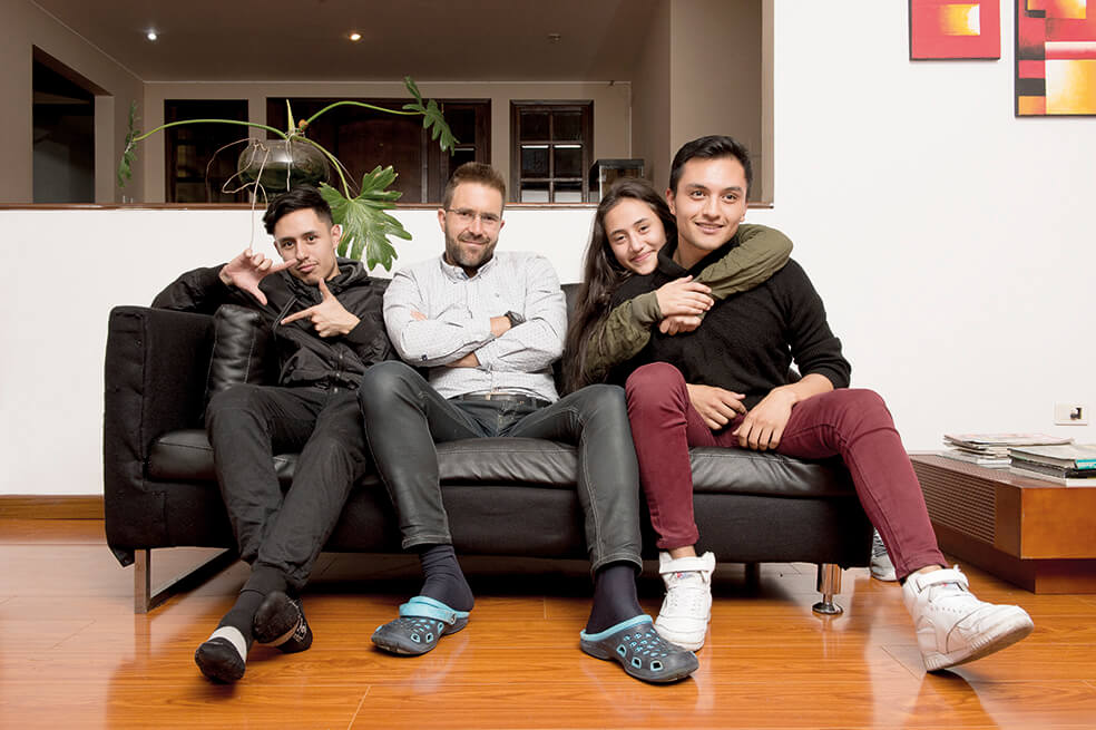 La vida de un padre soltero con tres hijos adoptivos