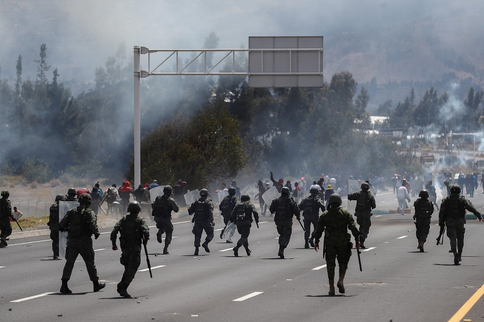 Las protestas han enfrentado a la sociedad civil con los cuerpos de seguridad del Estado.EFE“Si hay algo que ha provocado fuertes crisis políticas en Ecuador es la implementación de fuertes medidas económicas”, explica Fermín Vaca, editor de la revista Plan V, portal independiente. “A finales de los noventa y comienzos del nuevo siglo, la eliminación de subsidios como el del gas, motivados por los acuerdos fijados con el FMI, encendió la chispa de los derrocamientos de Jamil Mahuad y Lucio Gutiérrez”, recuerda el periodista ecuatoriano.