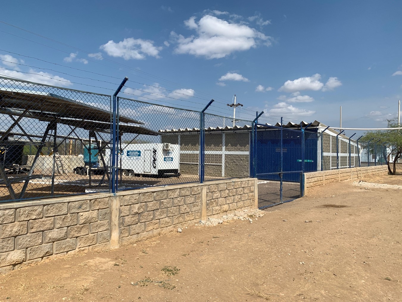 Planta donada por la UNGRD en el 2015 y planta desalinizadora recién inaugurada en la Guajira Azul 2019. Foto tomada el 22 de febrero de 2019.