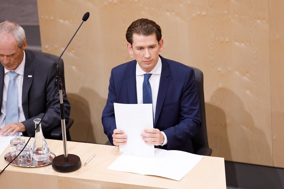 El canciller austriaco Sebastian Kurz (d) se sometió este lunes a una moción de censura provocada por el escándalo de corrupción que afectó su coalición de gobierno.  / EFE