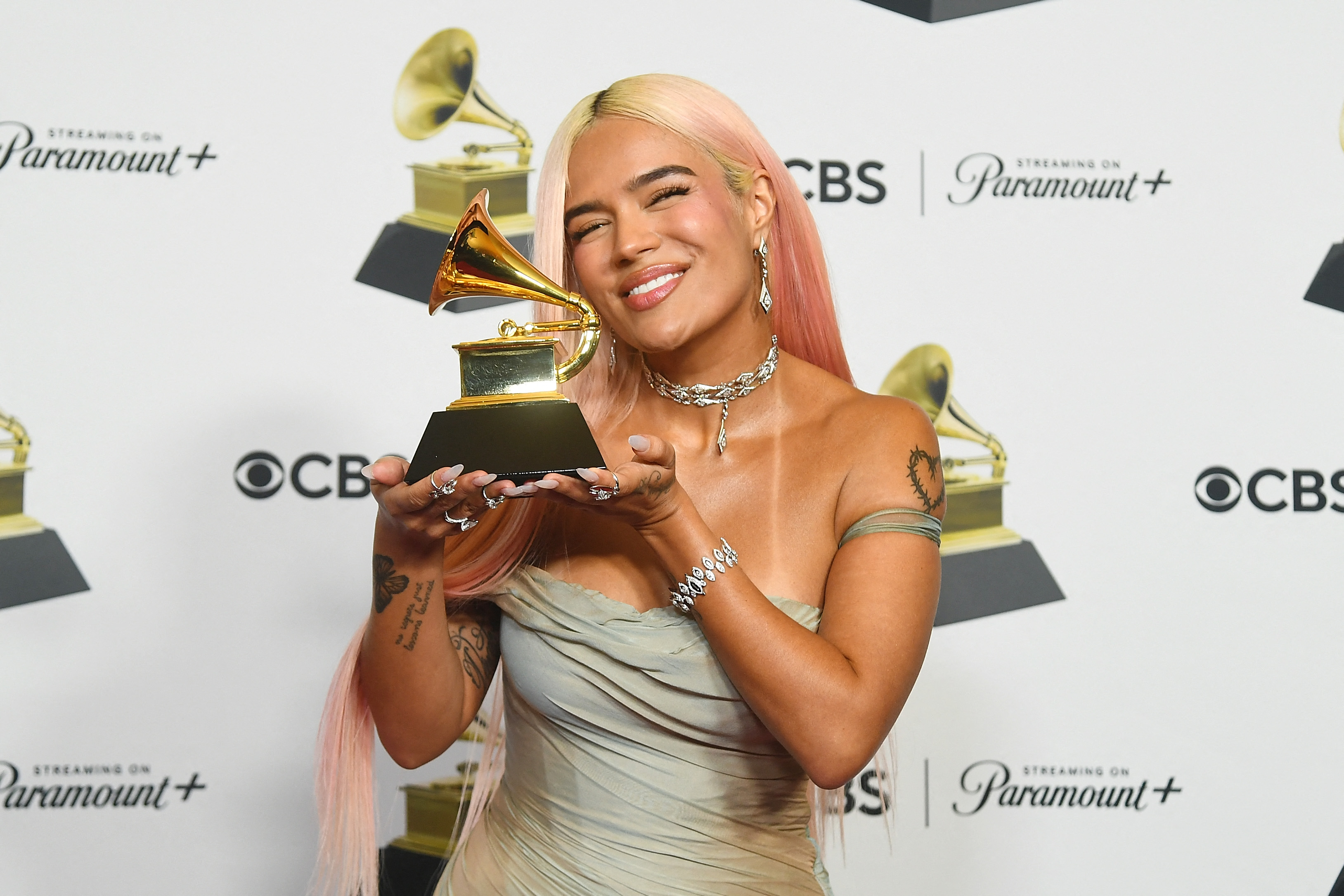 La artista colombiana Karol G posa en la sala de prensa tras ganar el Grammy en la categoría Mejor álbum de música urbana, por su disco "Mañana será bonito".
