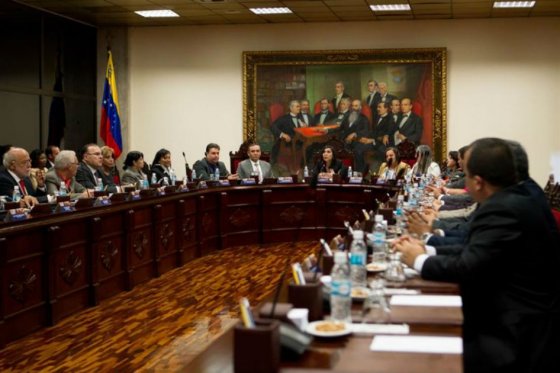 Suspenden elección de tres diputados de la oposición en Venezuela