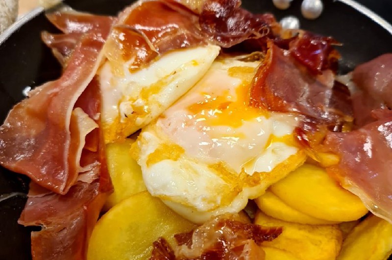 Fría los huevos en el mismo aceite, de uno en uno, rompiéndolos con mucho cuidado para que no se separen. Deben quedar melosos. / Cortesía: Harry Sasson