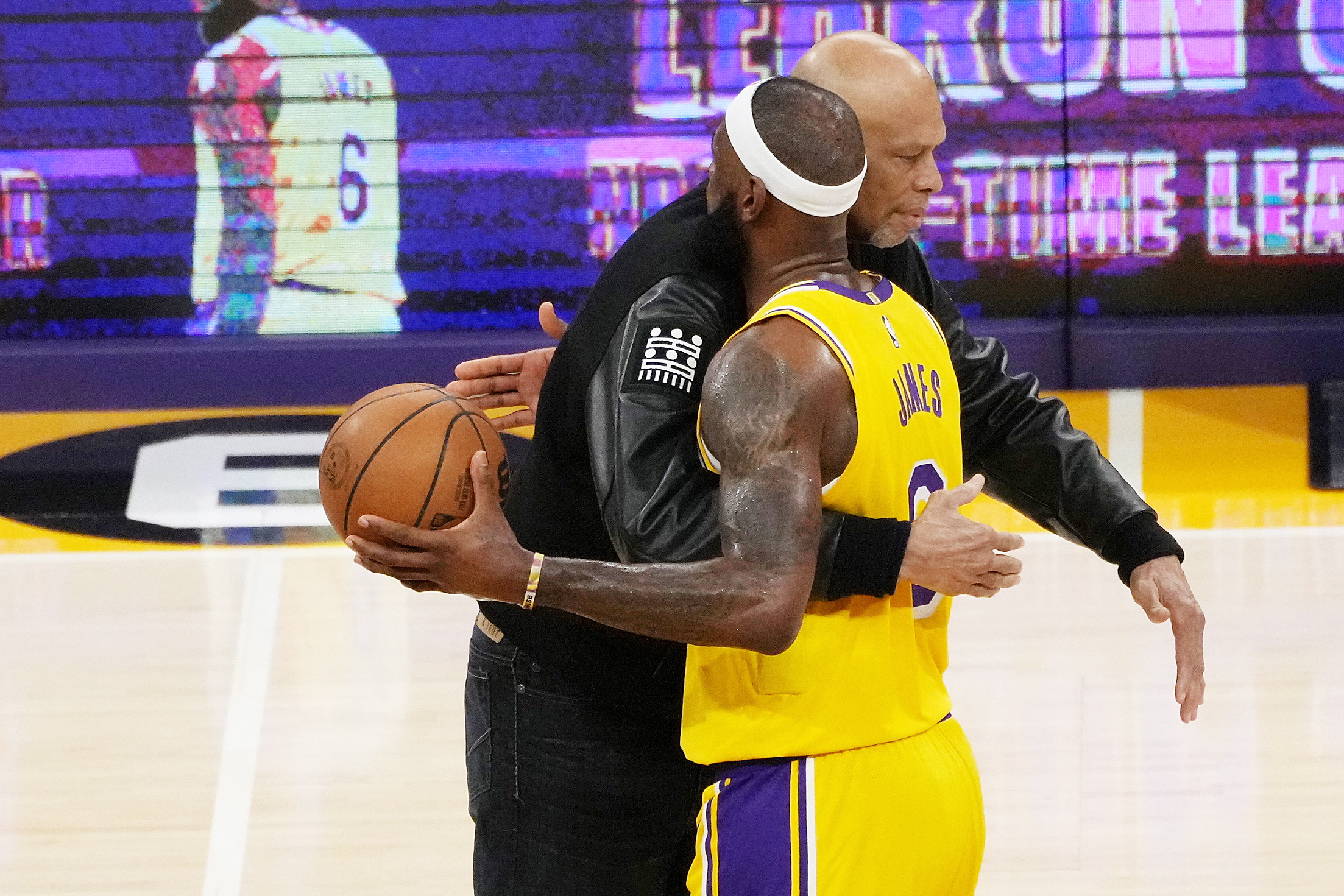 Los Angeles (United States), 08/02/2023.- Former NBA player Kareem Abdul-Jabbar (L) hugs Los Angeles Lakers forward LeBron James (R) with his scoring basketball after becoming the all time highest scoring player in NBA history during the second half of the NBA basketball game between the Los Angeles Lakers and Oklahoma City Thunder at the Crypto.com Arena in Los Angeles, California, USA, 07 February 2023. Kareem Abdul-Jabbar is the former highest scoring player in NBA history. (Baloncesto, Estados Unidos) EFE/EPA/ALLISON DINNER SHUTTERSTOCK OUT