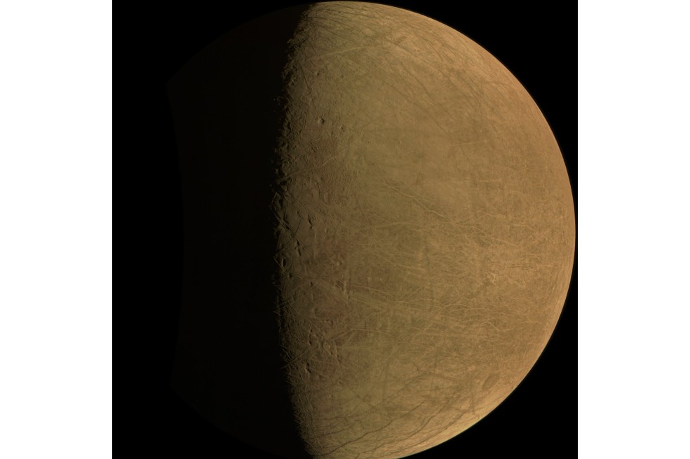 Por primera vez se conoce una imagen de Europa, la luna de Júpiter cubierta de hielo