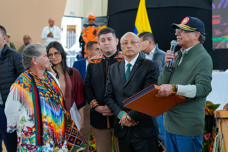 De derecha a izquierda, el presidente Gustavo Petro junto al alcalde de Pasto, Nicolás Toro, el delegado de Comuneros del Sur Royer Garzón y la mayora Dina Rosero, del resguardo La Montaña.