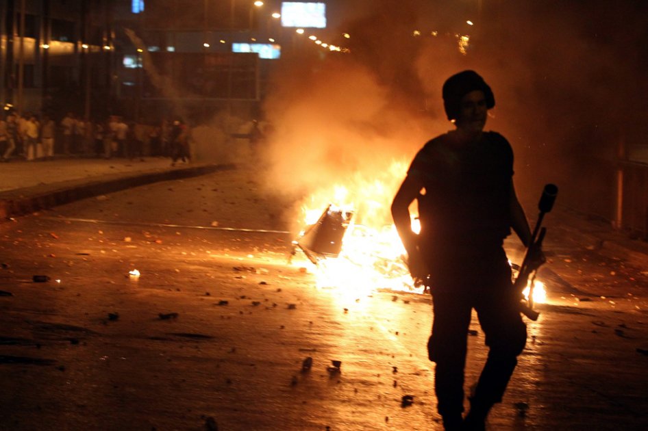 Un policía antimotines camina por la plaza Ramsés en El Cairo (Egipto), donde seguidores del depuesto presidente Mohamed Mursi se enfrentaron con la Policía. EFE