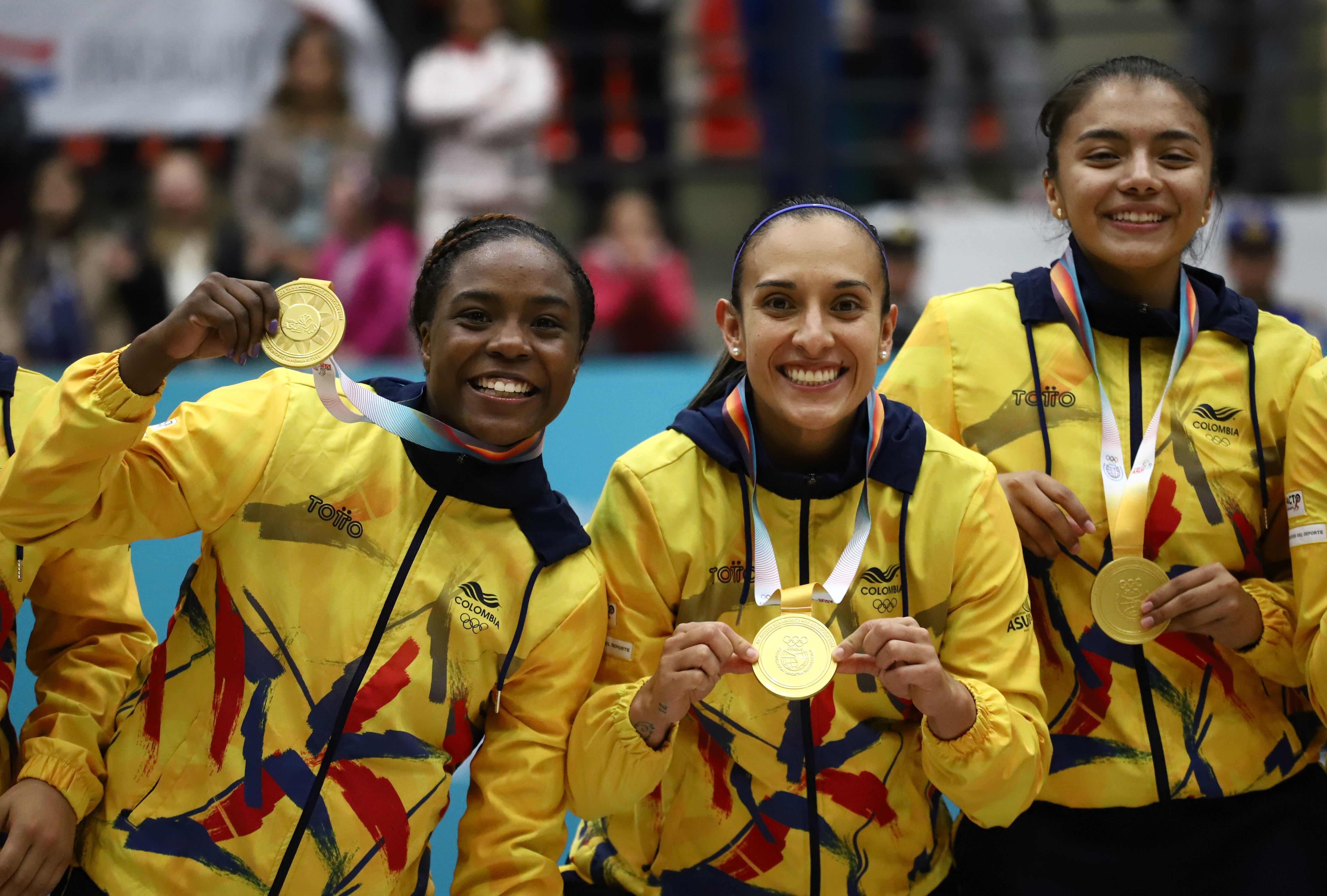 AMDEP7590. ASUNCIÓN (PARAGUAY), 09/10/2022.- Jugadoras de Colombia posan con la medalla de oro de baloncesto femenino hoy, en los Juegos Suramericanos 2022 en Asunción (Paraguay). EFE/ Nathalia Aguilar