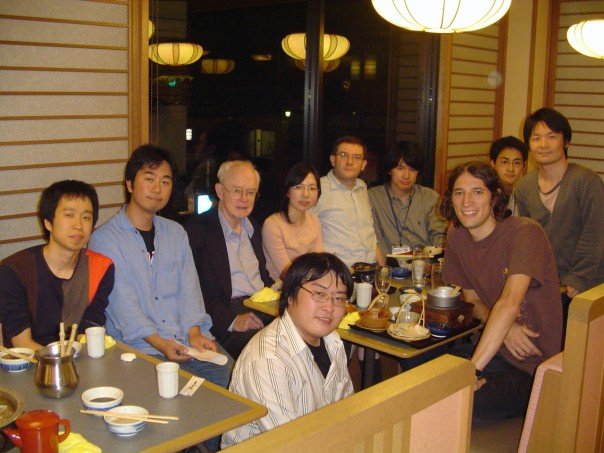 Patrick Antolin y un grupo de estudiantes japoneses en compañía del físico Eugene Parker.