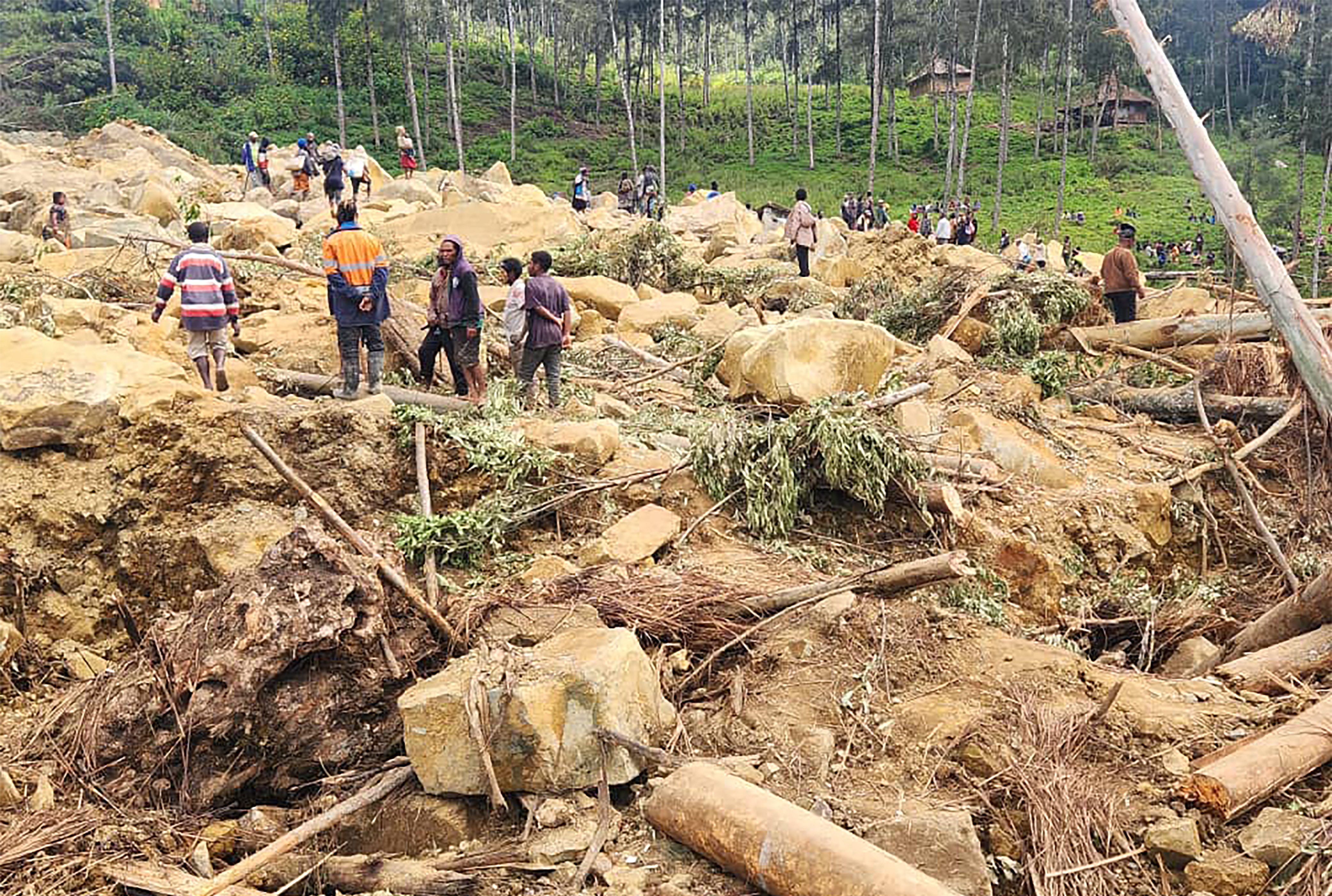 Yambali Village (Papua New Guinea), 28/05/2024.- A handout photo made available by the International Organization for Migration (IOM), shows local inhabitants searching for missing relatives at the landslide site in Tulpar community, Yambali Ward, Enga province, Papua New Guinea, 28 May 2024. According to a senior official with the International Organization for Migration (IOM), on 26 May, more than 670 people were feared dead, after a landslide hit the Highlands region of Papua New Guinea early on 24 May. The country's National Disaster Center raised the potential death toll to 2,000 people in a letter to the UN released on 27 May. (deslizamiento de tierras, República Guinea, Papúa-Nueva Guinea, Papúa Nueva Guinea) EFE/EPA/International Organization for Migration (IOM) - PNG/ HANDOUT HANDOUT EDITORIAL USE ONLY/NO SALES HANDOUT EDITORIAL USE ONLY/NO SALES