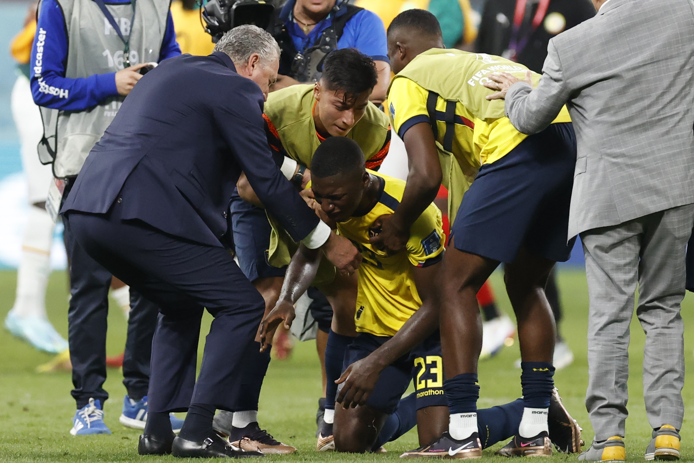 GR2157. DOHA (CATAR), 29/11/2022.- El seleccionador de Ecuador Gustavo Alfaro (i) ayuda a Moisés Caicedo hoy, al final de un partido de la fase de grupos del Mundial de Fútbol Qatar 2022 entre Ecuador y Senegal en el estadio Internacional Jalifa en Doha (Catar). EFE/ Esteban Biba