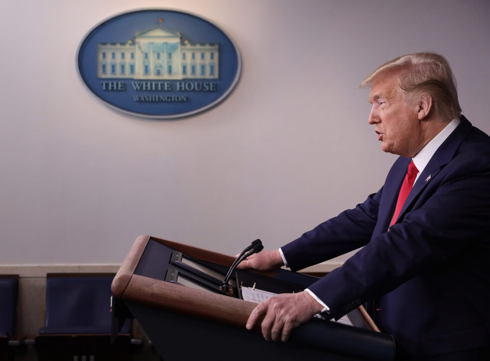 Trump frente al coronavirus: cierra frontera con Canadá y congela créditos hipotecarios