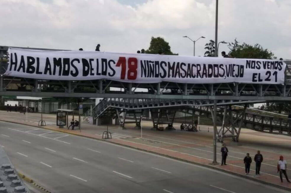 [Video] Policías intentan quitar pancarta que invita a paro del 21N en Bogotá