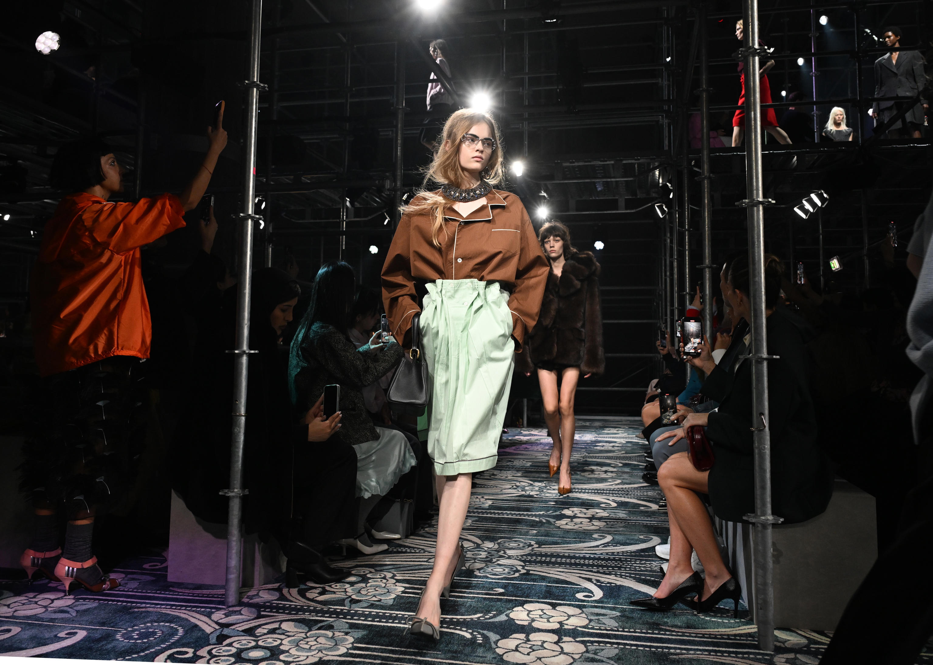 Milan (Italy), 27/02/2025.- A model presents a creation by Prada at the Milan Fashion Week, in Milan, Italy, 27 February 2025. The Fall/Winter 2025/2026 collections are presented until 03 March 2025. (Moda, Italia) EFE/EPA/DANIEL DAL ZENNARO
