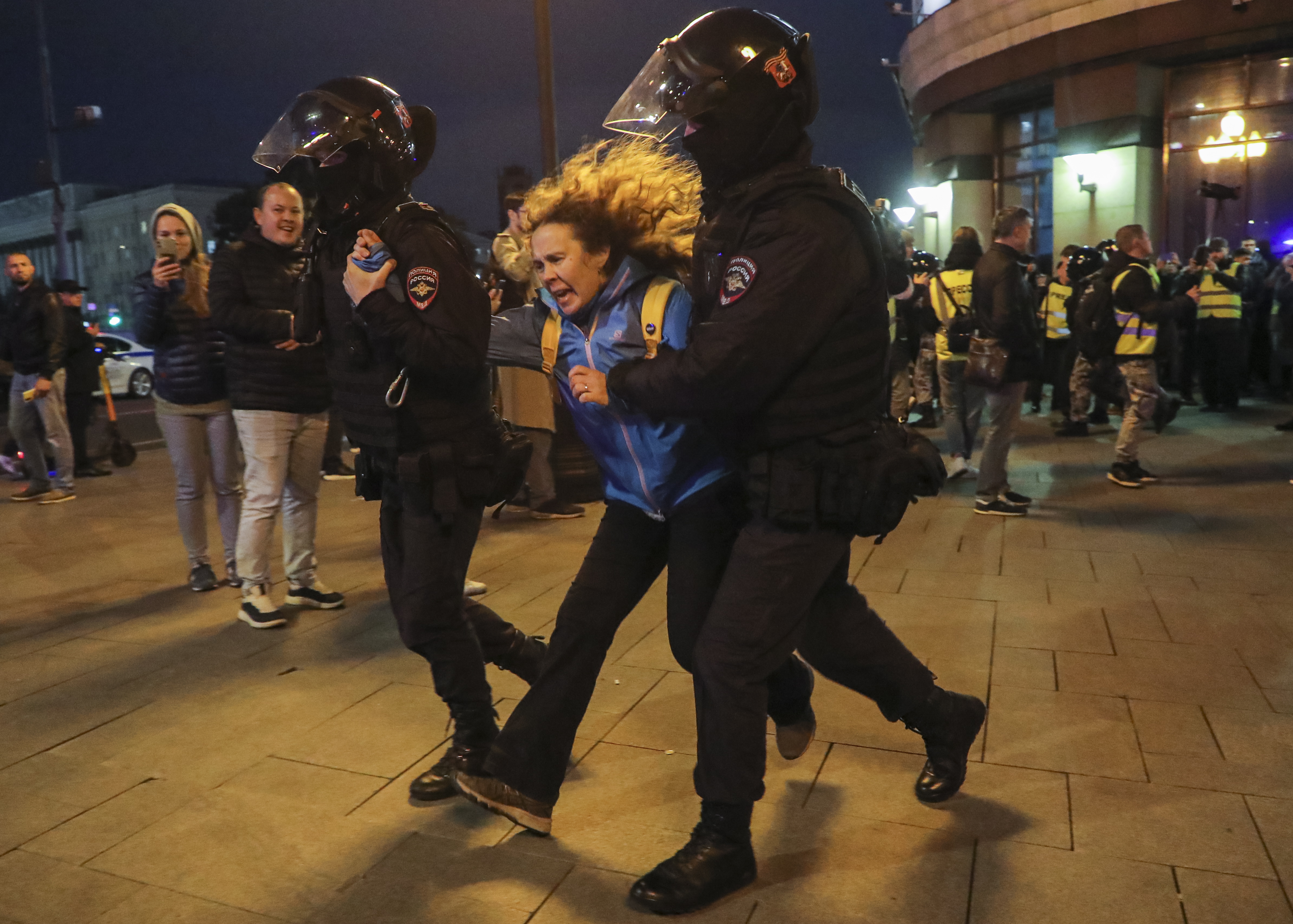 “Todo el mundo tiene miedo. Estoy a favor de la paz y no quiero tener que disparar. Pero es muy peligroso salir ahora, si no habría habido mucha más gente”, dijo un manifestante de San Petersburgo, Vasily Fedorov, estudiante que llevaba un emblema de la paz en el pecho.