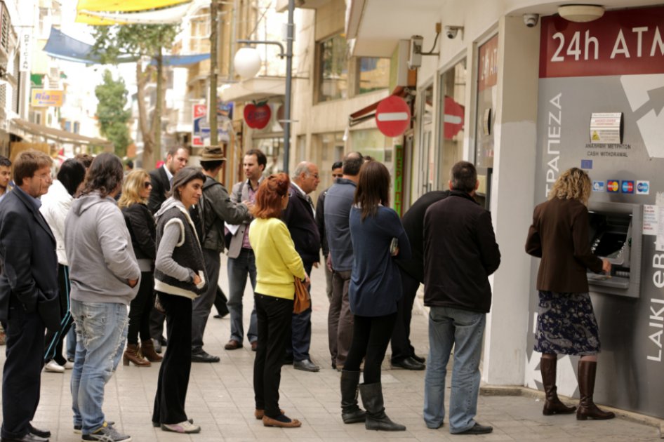 Chipriotas siguen con preocupación su crisis bancaria y política