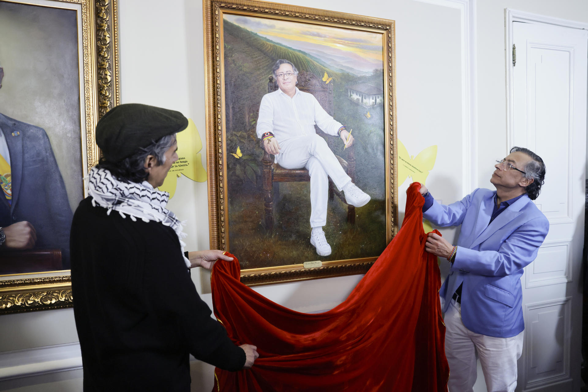 AME5797. BOGOTÁ (COLOMBIA), 03/08/2026.- El presidente de Colombia, Gustavo Petro (d), y el pintor Jaime Rojas develan el retrato presidencial este lunes, en la Casa de Nariño en Bogotá (Colombia). EFE/ Carlos Ortega
