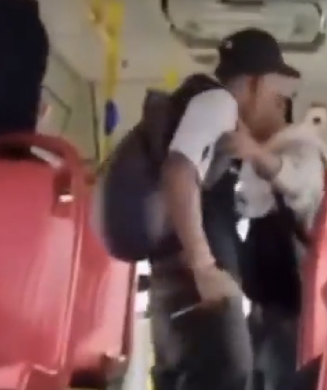 En video: vendedor intentó apuñalar a pasajero con un destornillador, en bus del SITP