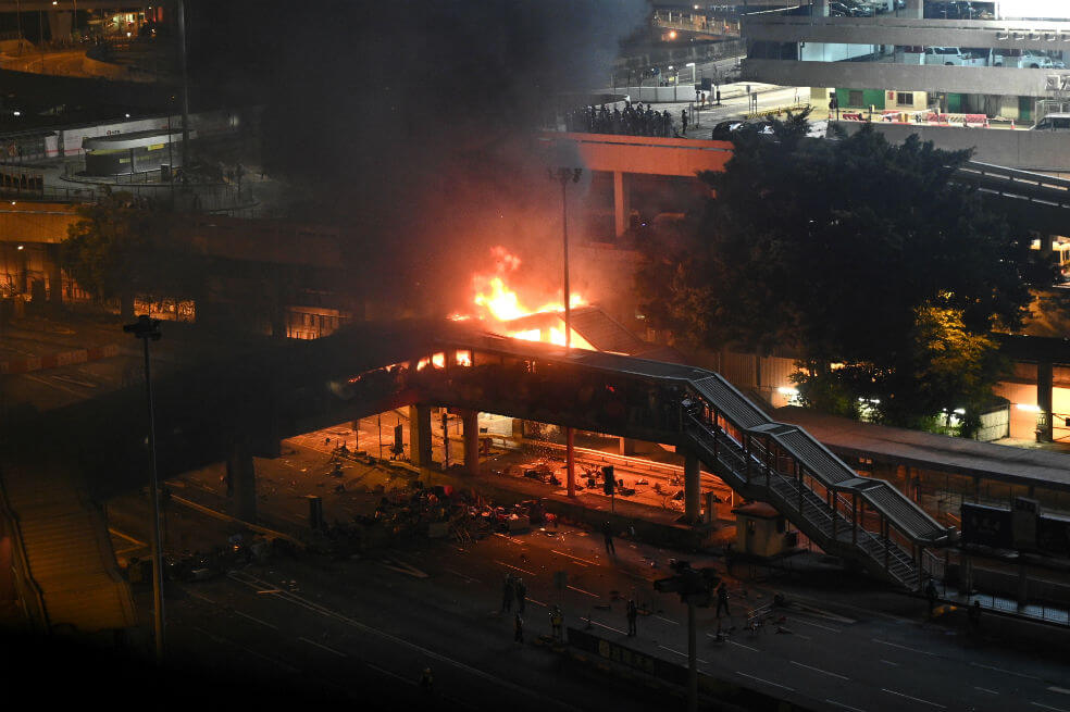 Jornada de terror en la Universidad Politécnica de Hong Kong por represión de autoridades