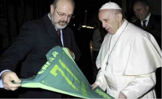 La camiseta llevaba el número con las personas fallecidas del accidente. / Radio Vaticano