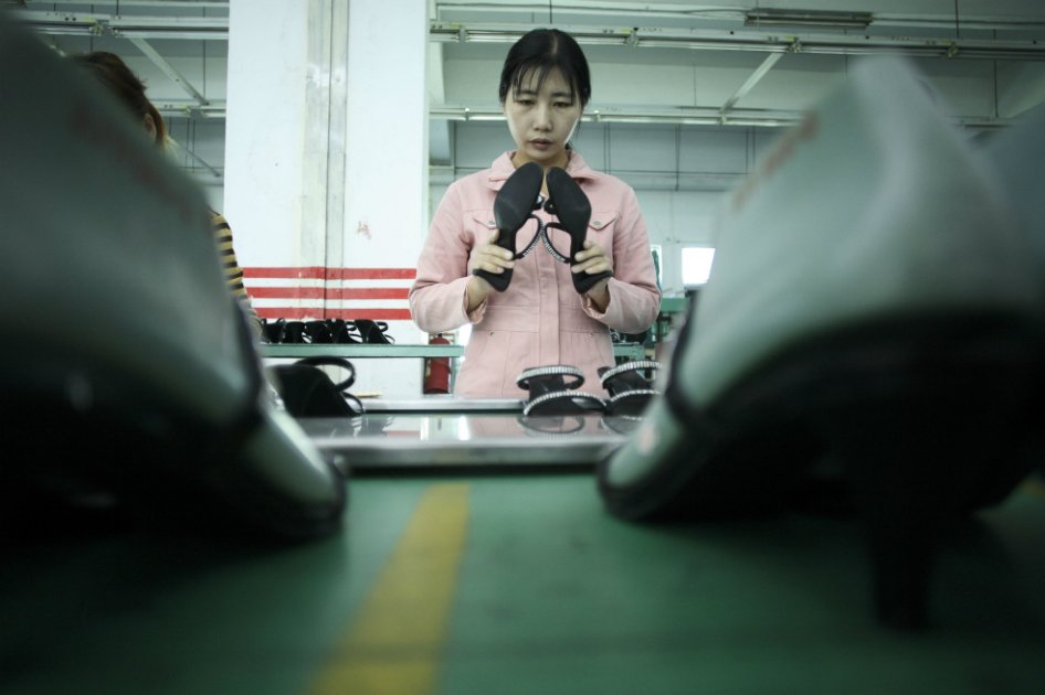 La importación de zapatos chinos con plataforma de madera ha crecido 500% entre 2014 y 2015 en Colombia. /Bloomberg.