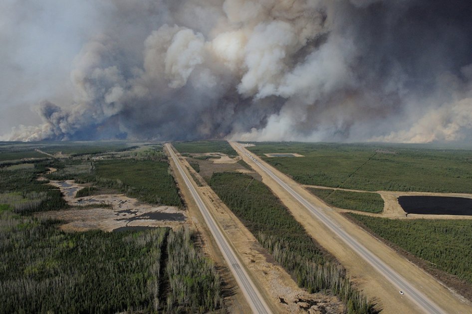 Incendio que comenzó el domingo en Fort McMurray, Canadá, sigue fuera de control
