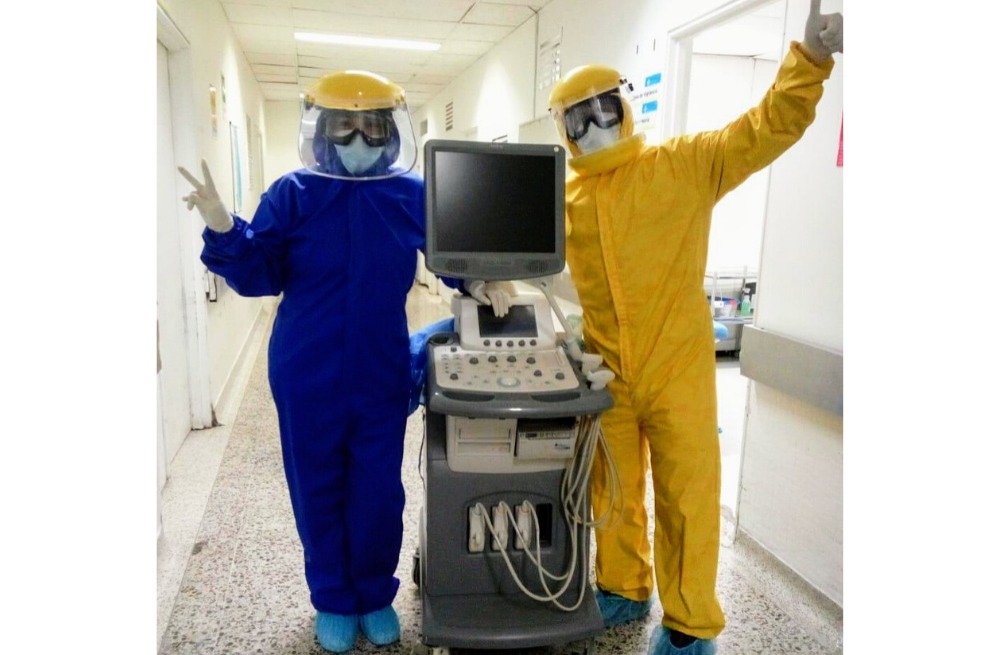 Por eso, esta docente invitó en sus redes sociales a sus alumnos a que, desde el diseño, unieran fuerzas para ayudar al personal de salud a protegerse mientras trabajan en la emergencia sanitaria. En un principio eran treinta personas. Entonces decidieron dividir el plan en fases y su primera tarea fue identificar cuáles eran los implementos que los médicos debían usar al atender este tipo de pacientes. Para esto, vincularon médicos de varias especialidades al proyecto.