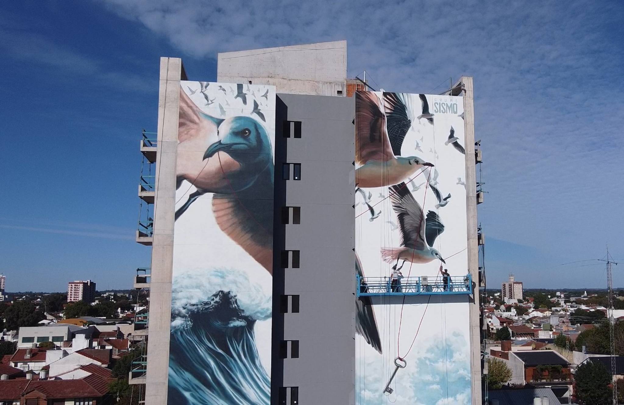 Este mural tiene una medida de 544 metros cuadrados y requirió de 300 litros de pintura para poderse terminar.