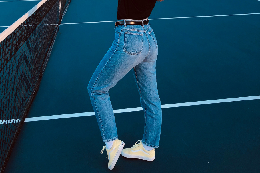 3 ideas para vestir elegante con jeans y tenis: son looks ideales para la oficina