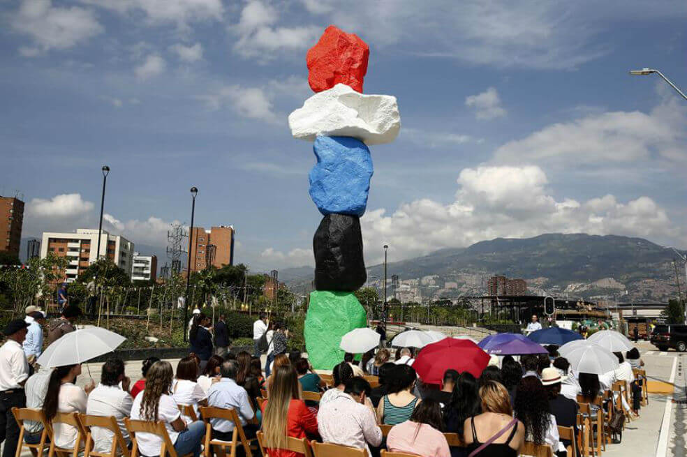 Artista Ugo Rondinone inaugura en Colombia su primera escultura en Suramérica