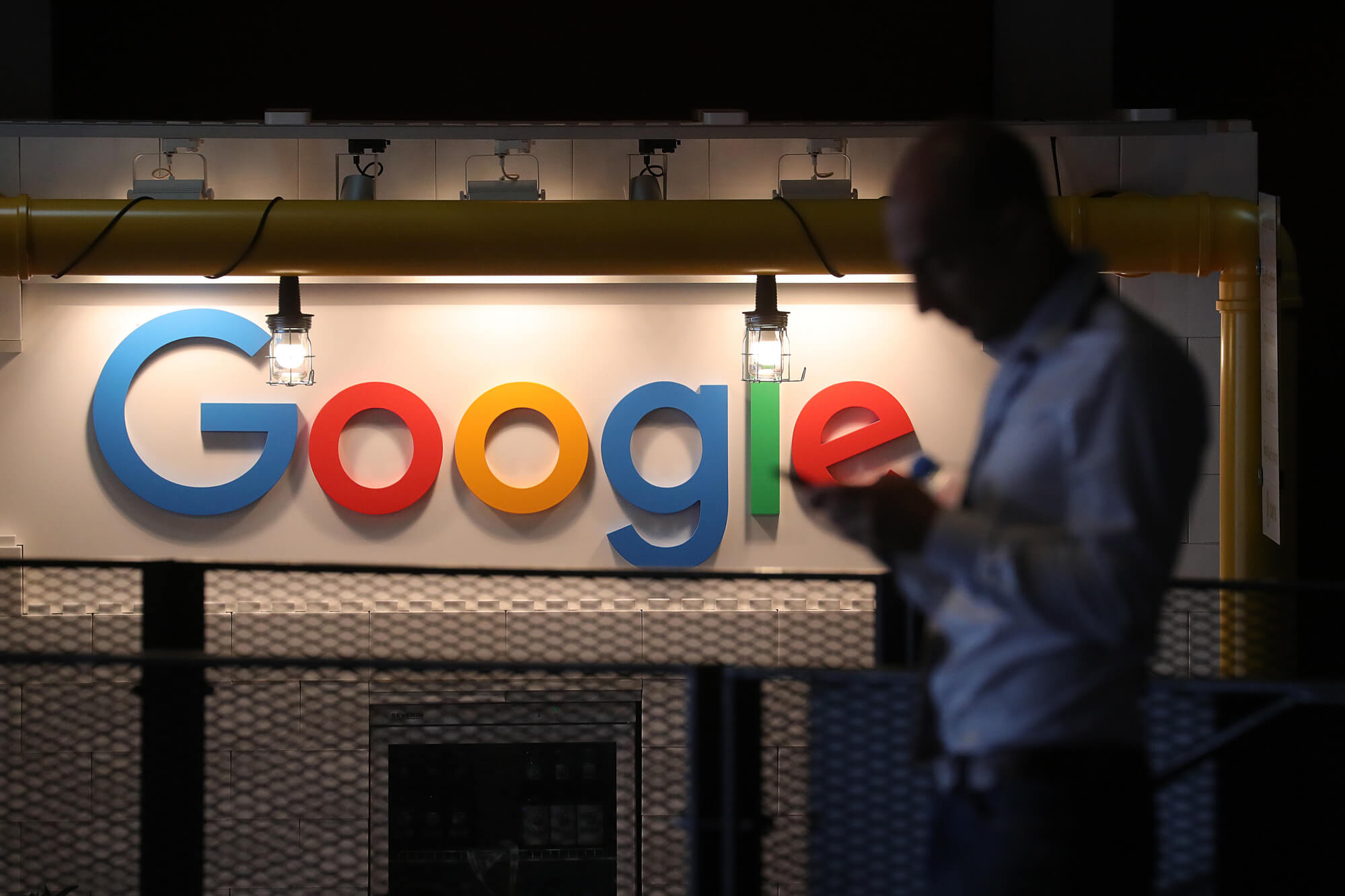 Google obtiene millones de dólares de sitios web de noticias, según estudio