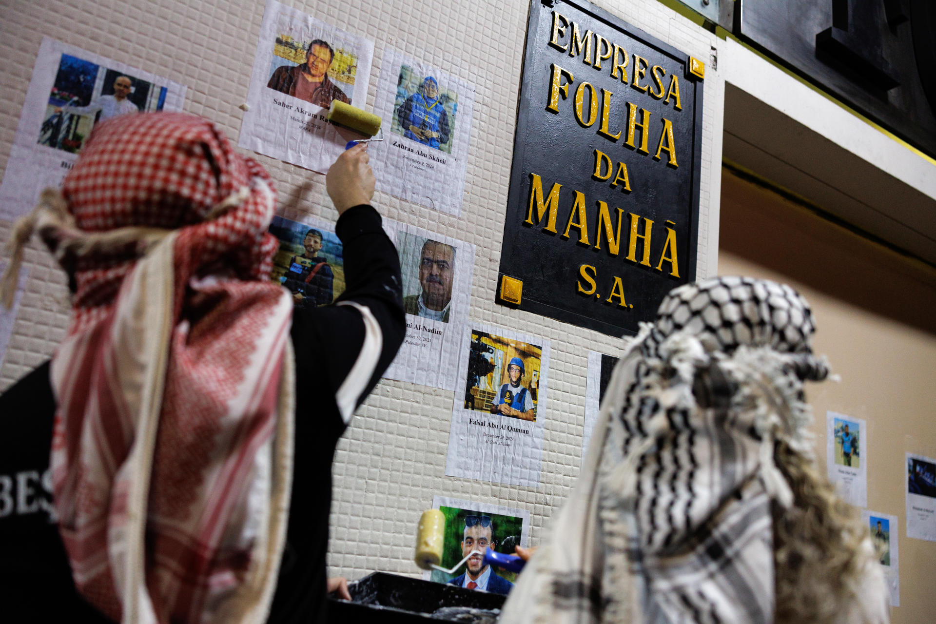AME5845. SAO PAULO (BRASIL), 07/10/2025.- Personas colocan imágenes de periodistas muertos en Gaza, frente a la sede del diario Folha este martes, en Sao Paulo (Brasil). Manifestantes en apoyo a la flotilla de activistas que partió a la Franja de Gaza se reunieron en una protesta por la forma en que la prensa brasileña ha abordado el conflicto entre Israel y Palestina. EFE/ Isaac Fontana